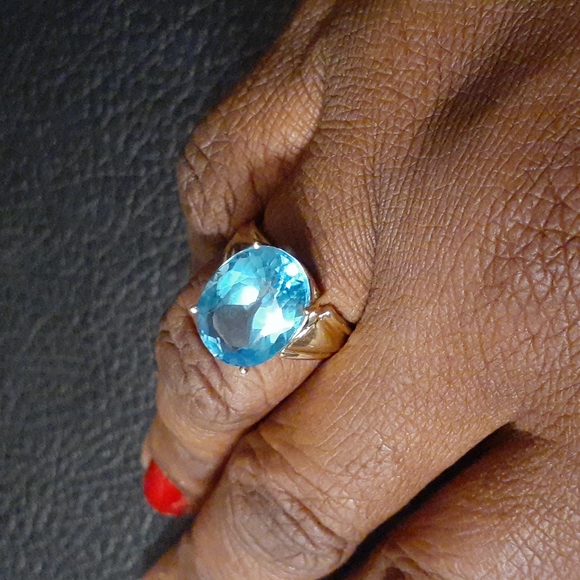 10K YELLOW GOLD OVAL BLUE TOPAZ RING - Picture 3 of 7